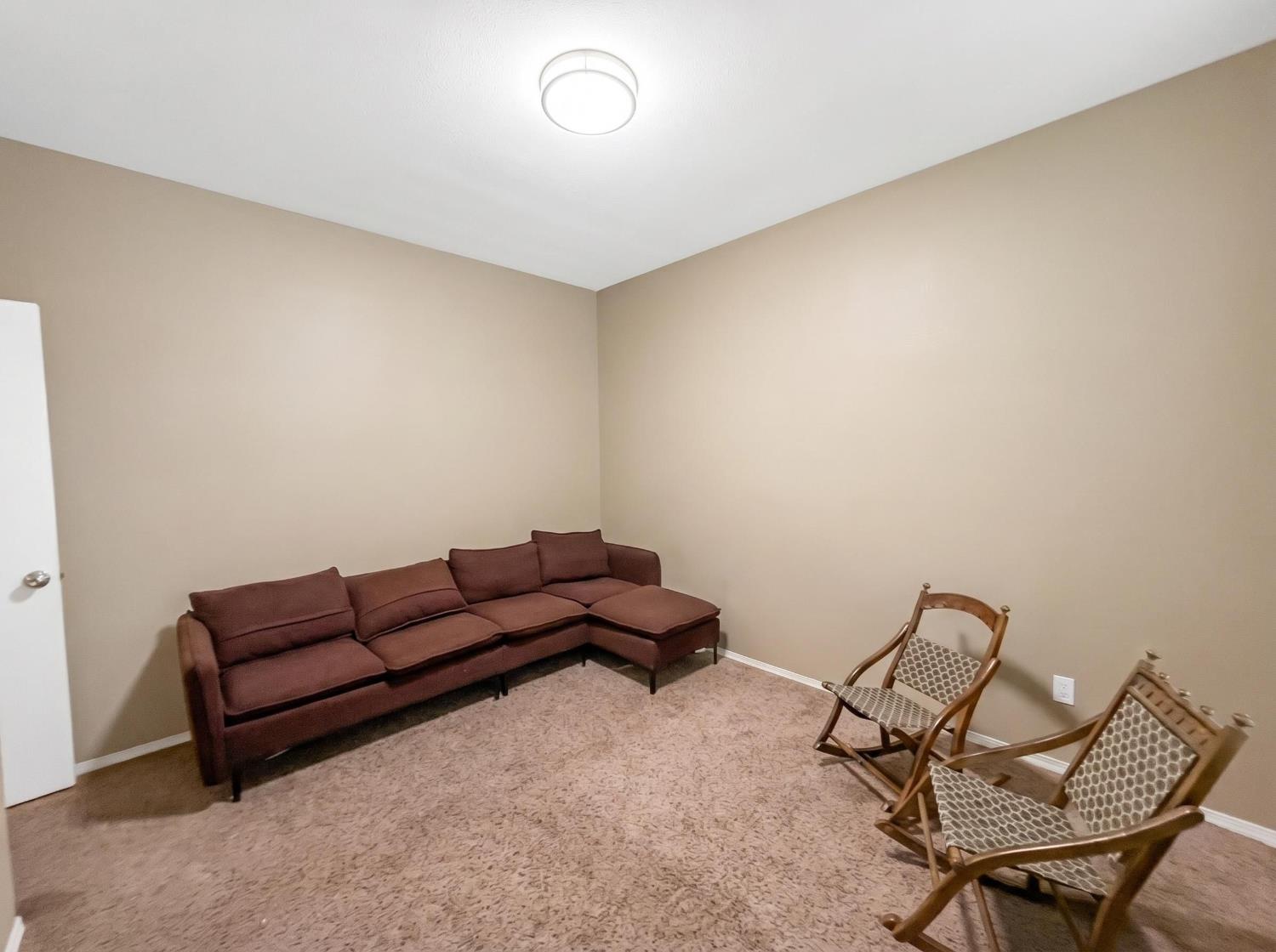 2811 Walton Ave, Sanger, CA 93657