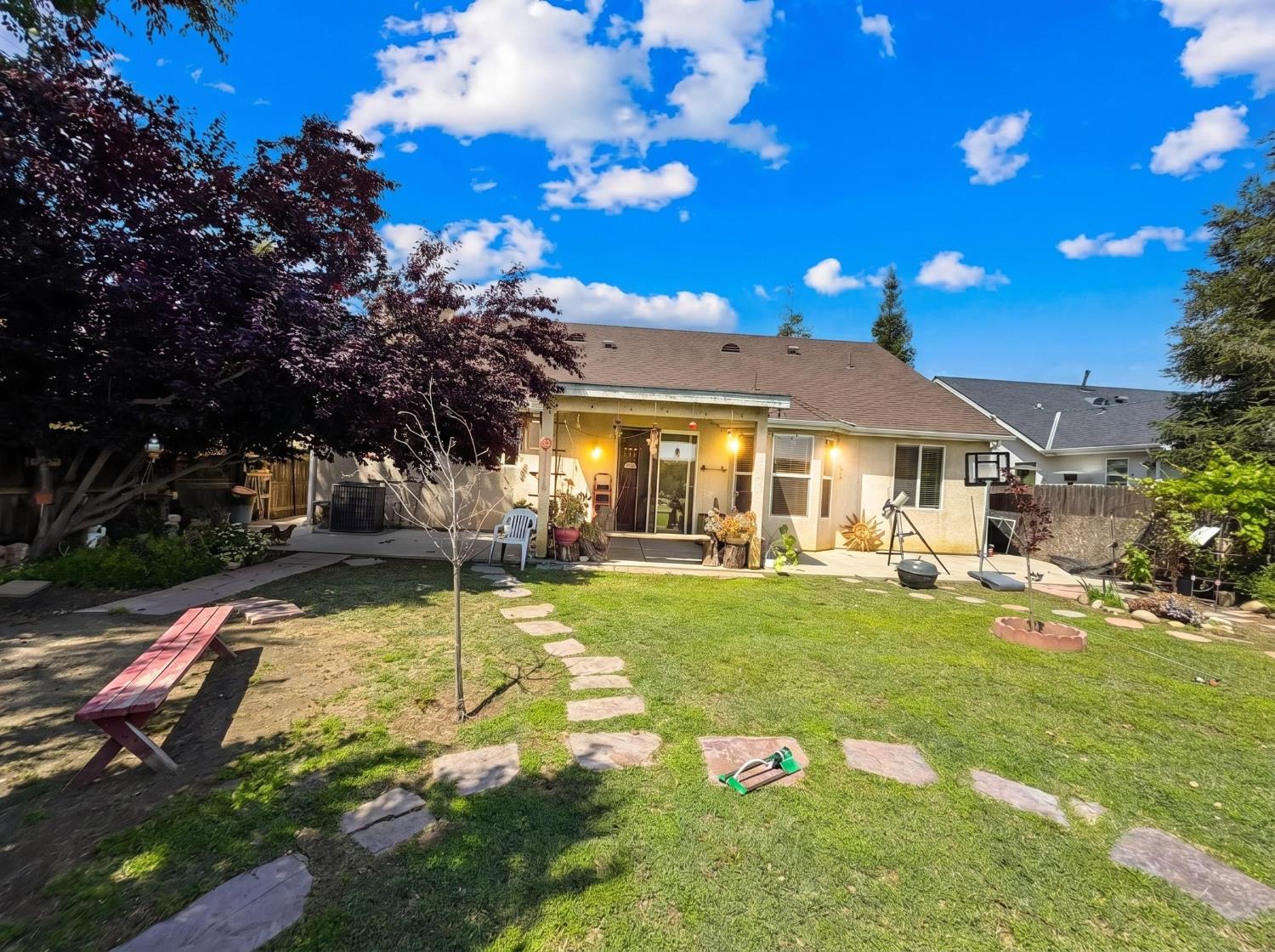 2811 Walton Ave, Sanger, CA 93657