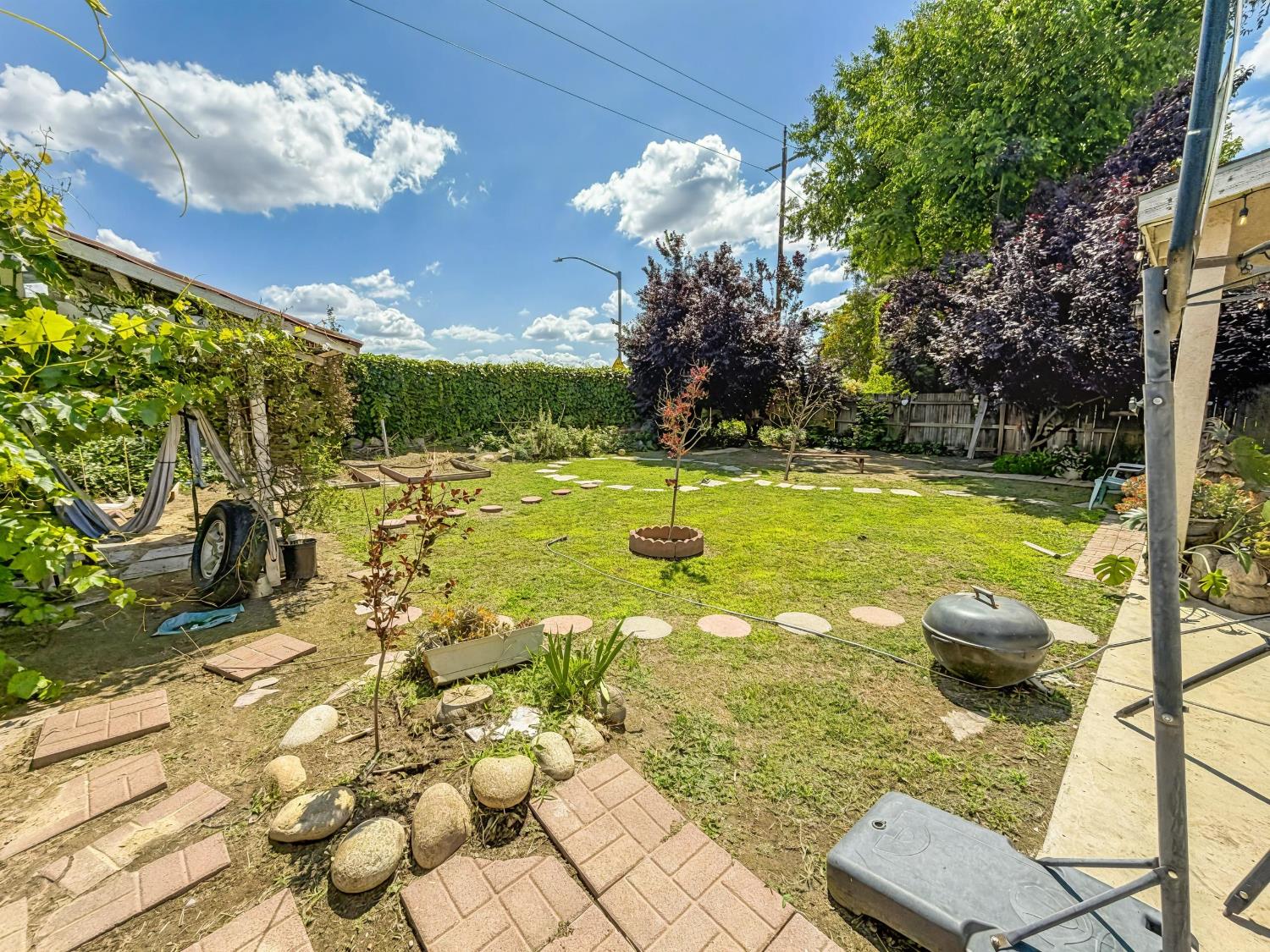 2811 Walton Ave, Sanger, CA 93657