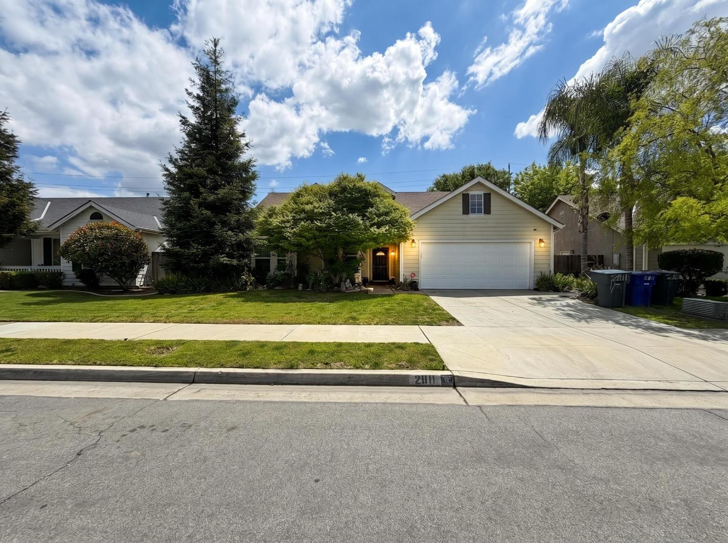 2811 Walton Ave, Sanger, CA 93657