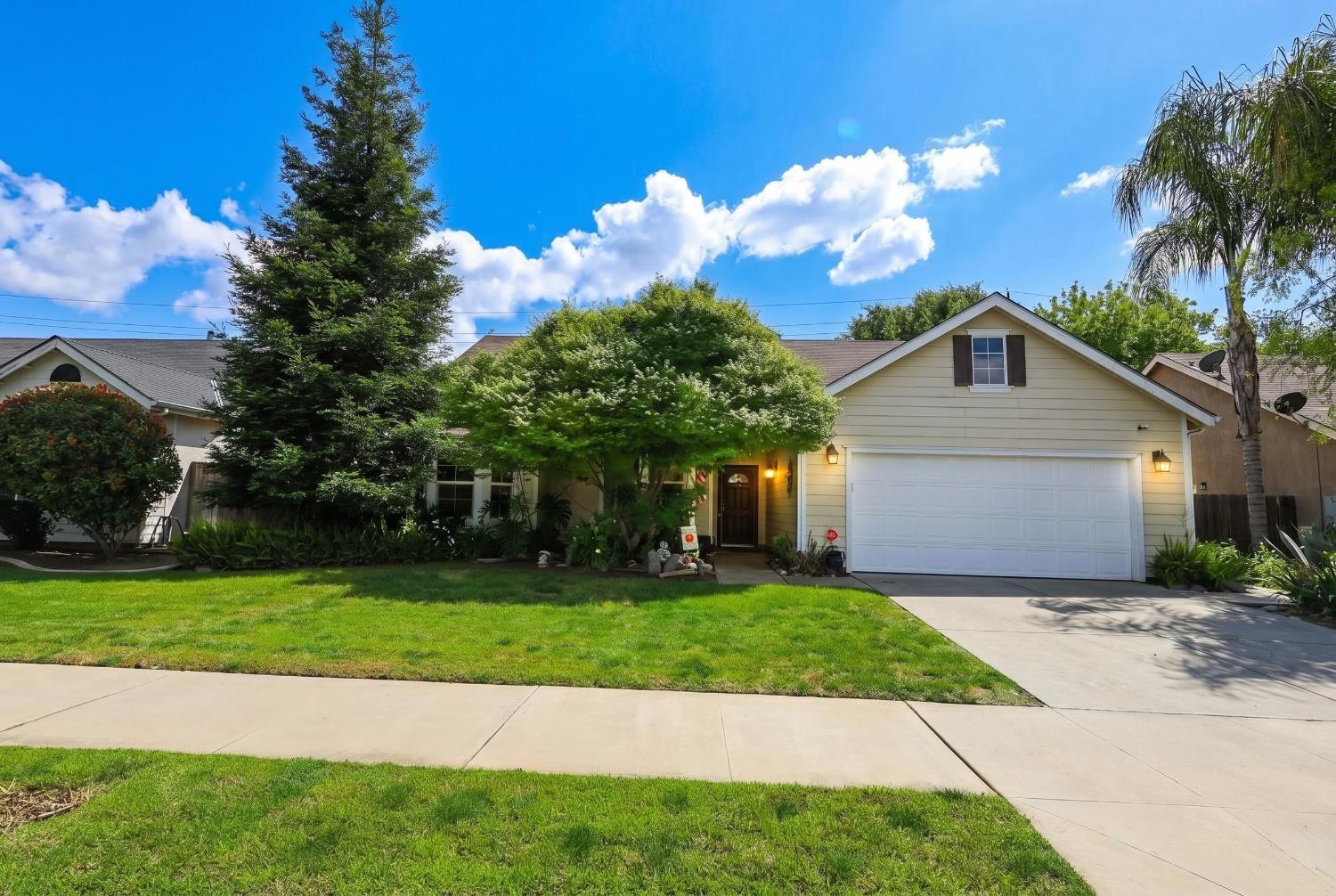 2811 Walton Ave, Sanger, CA 93657