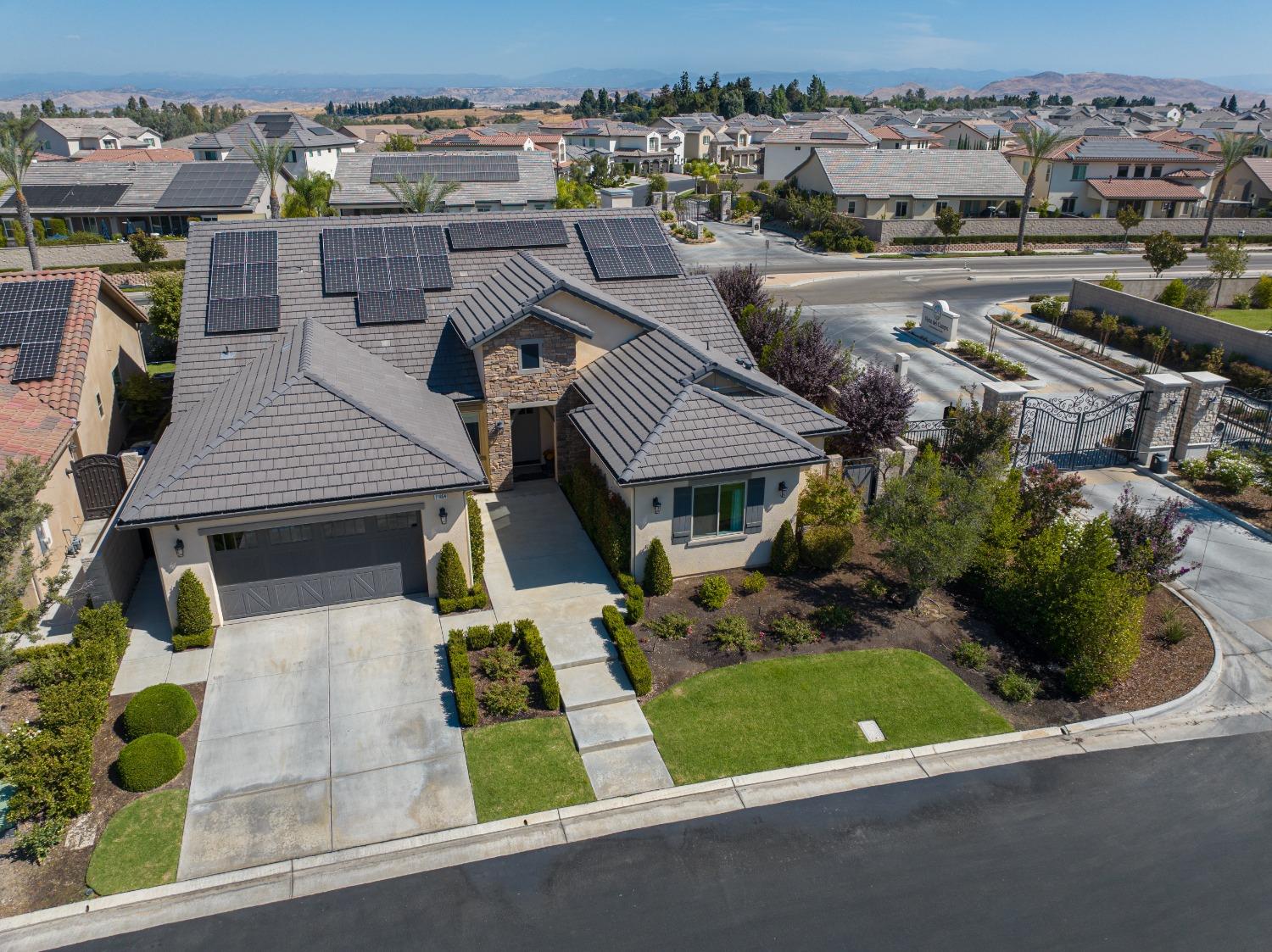 11854 N Champions Dr, Fresno, CA 93730