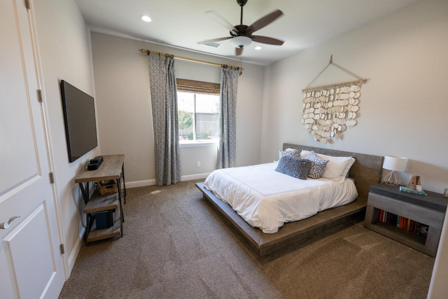 11854 N Champions Dr, Fresno, CA 93730