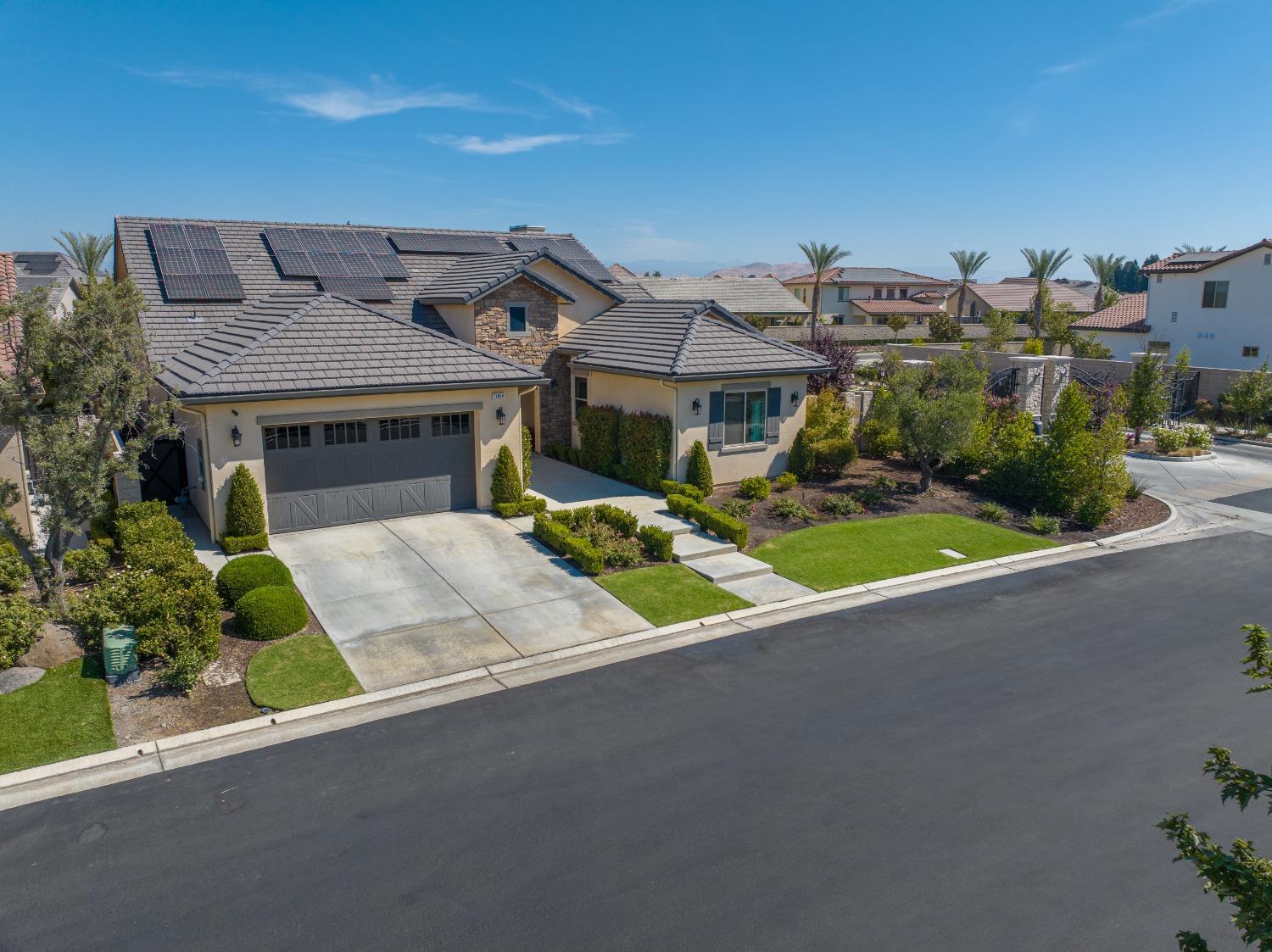 11854 N Champions Dr, Fresno, CA 93730