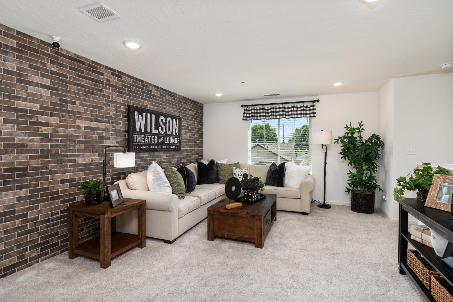 1955 N Dee Ann Ave, Fresno, CA 93727