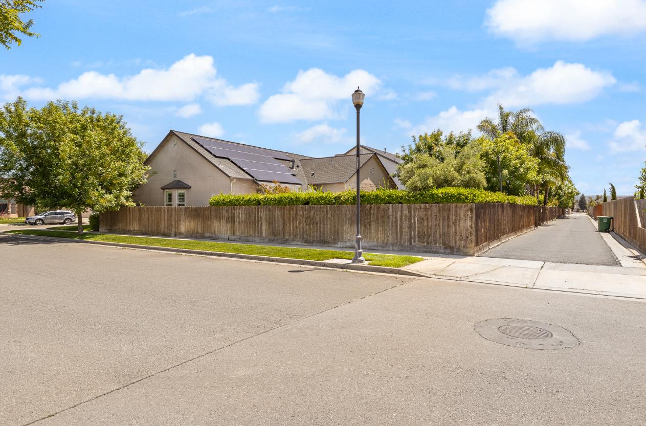 2883 22nd Ct, Kingsburg, CA 93631