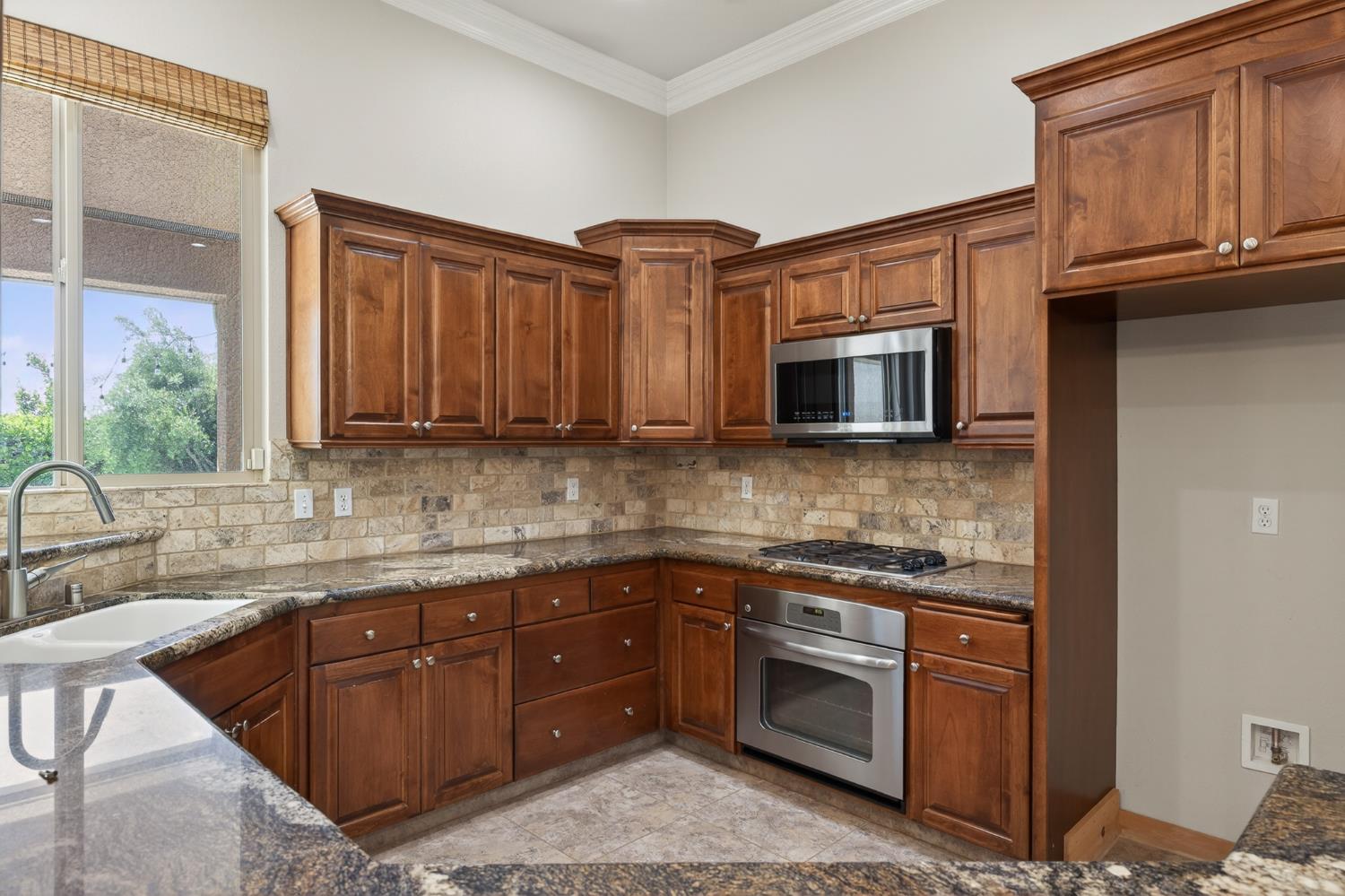 2883 22nd Ct, Kingsburg, CA 93631