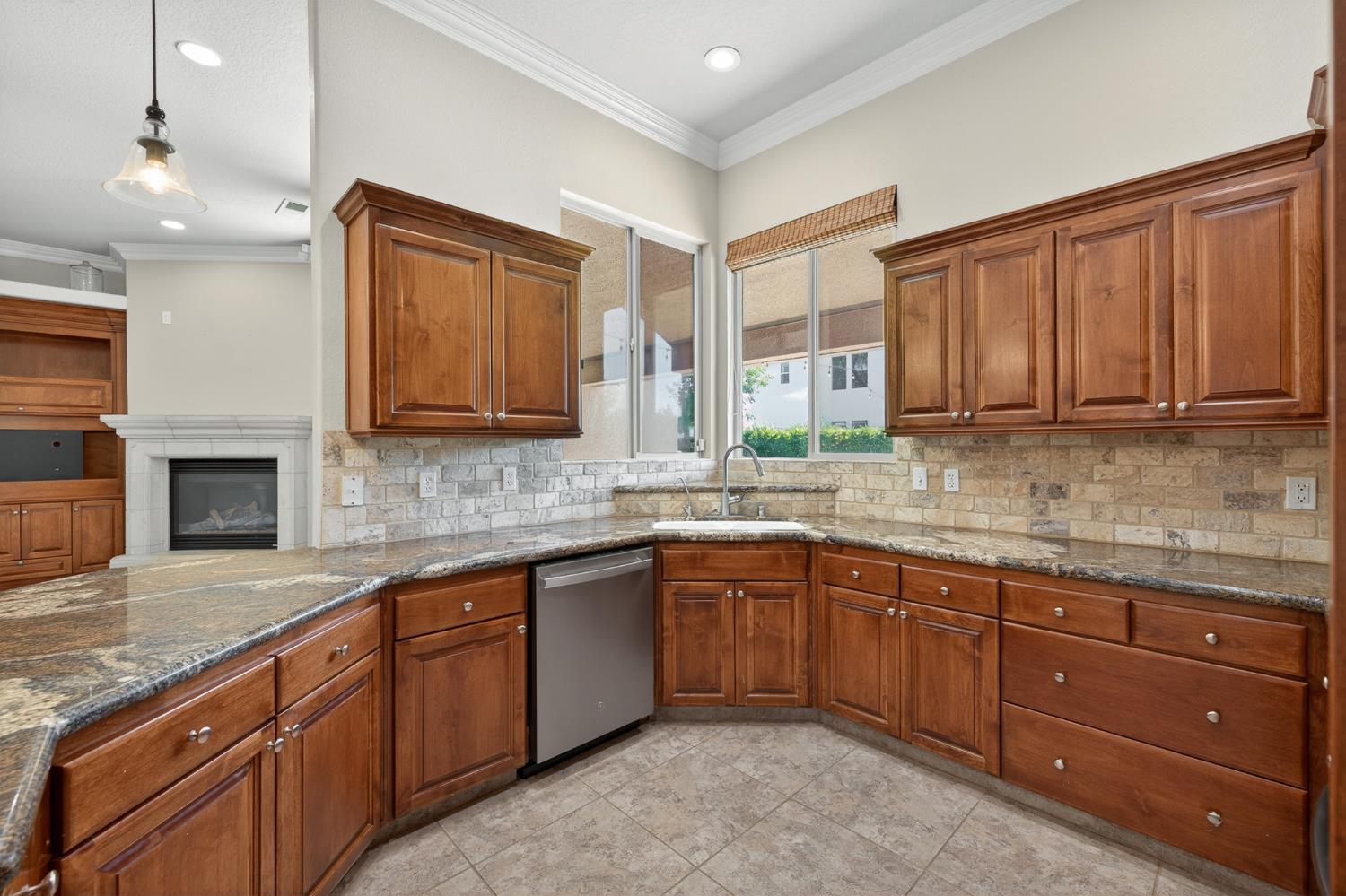 2883 22nd Ct, Kingsburg, CA 93631
