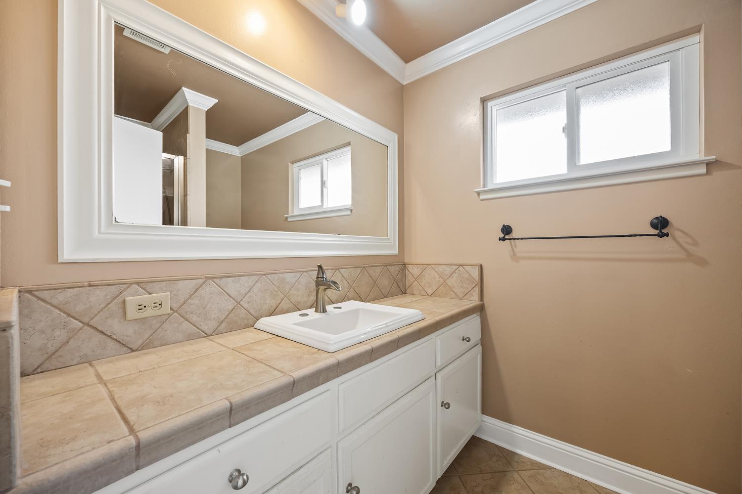 6725 N Baird, Fresno, CA 93710