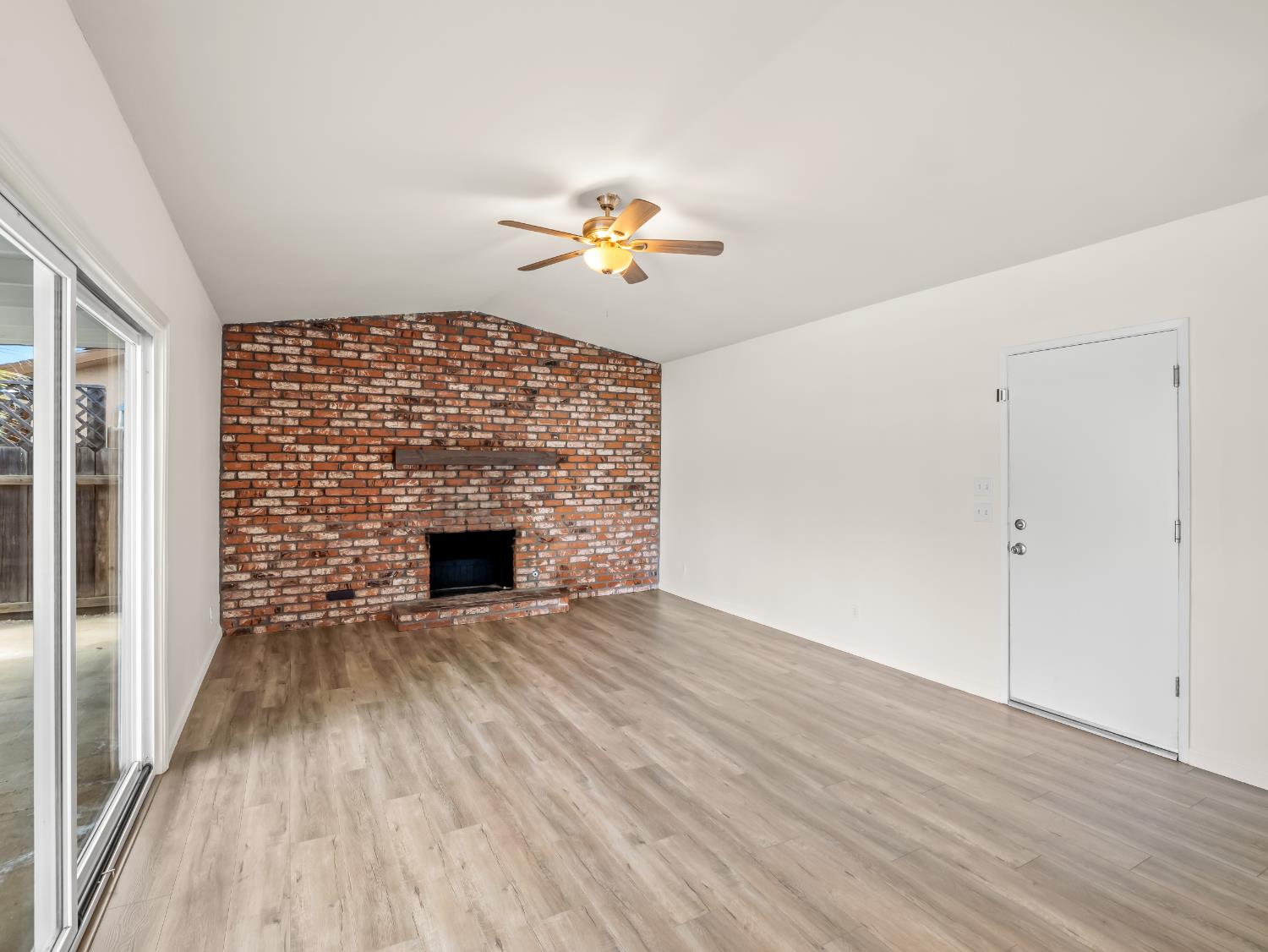 2239 Sunnyside Ave, Clovis, CA 93611