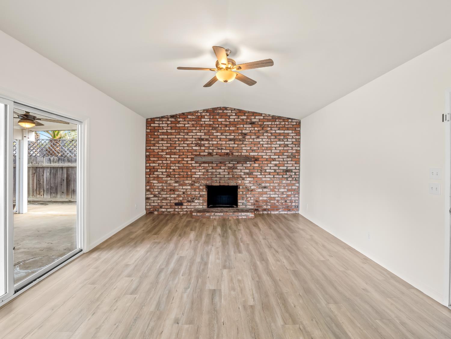 2239 Sunnyside Ave, Clovis, CA 93611