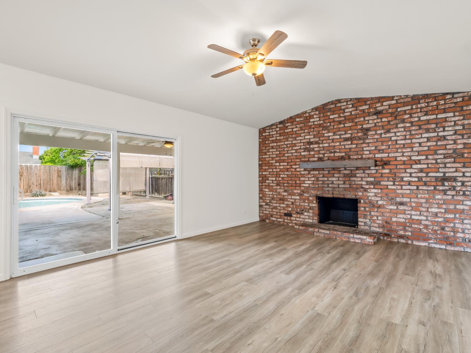 2239 Sunnyside Ave, Clovis, CA 93611