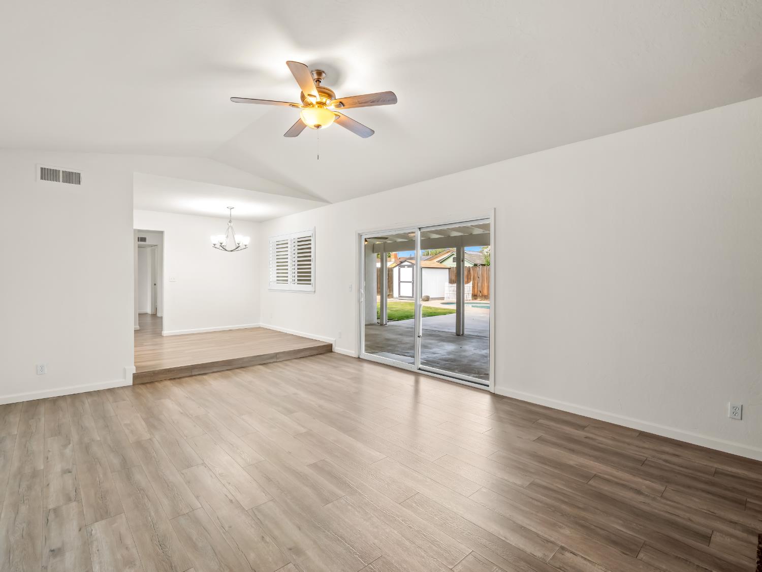 2239 Sunnyside Ave, Clovis, CA 93611