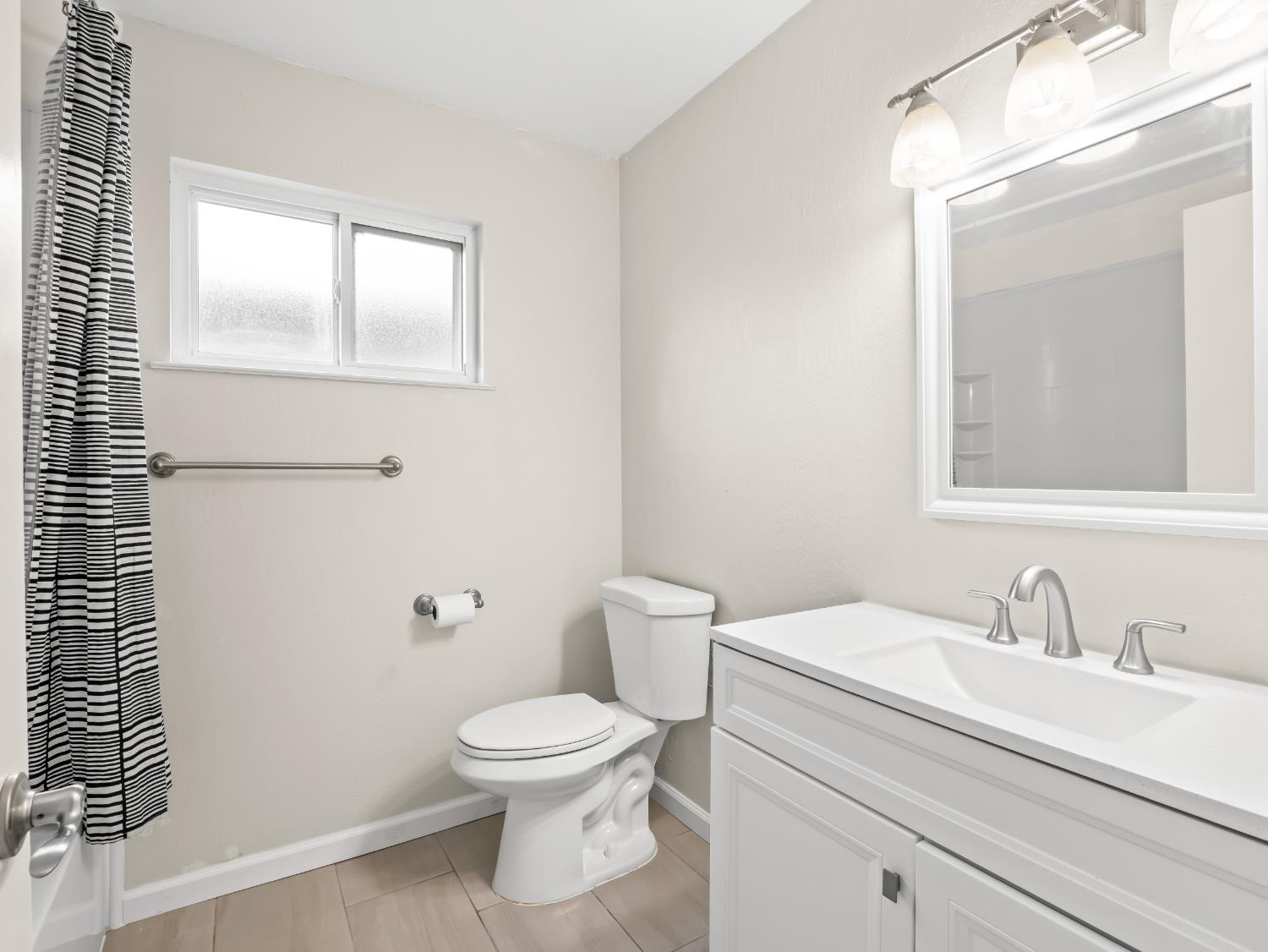 2239 Sunnyside Ave, Clovis, CA 93611