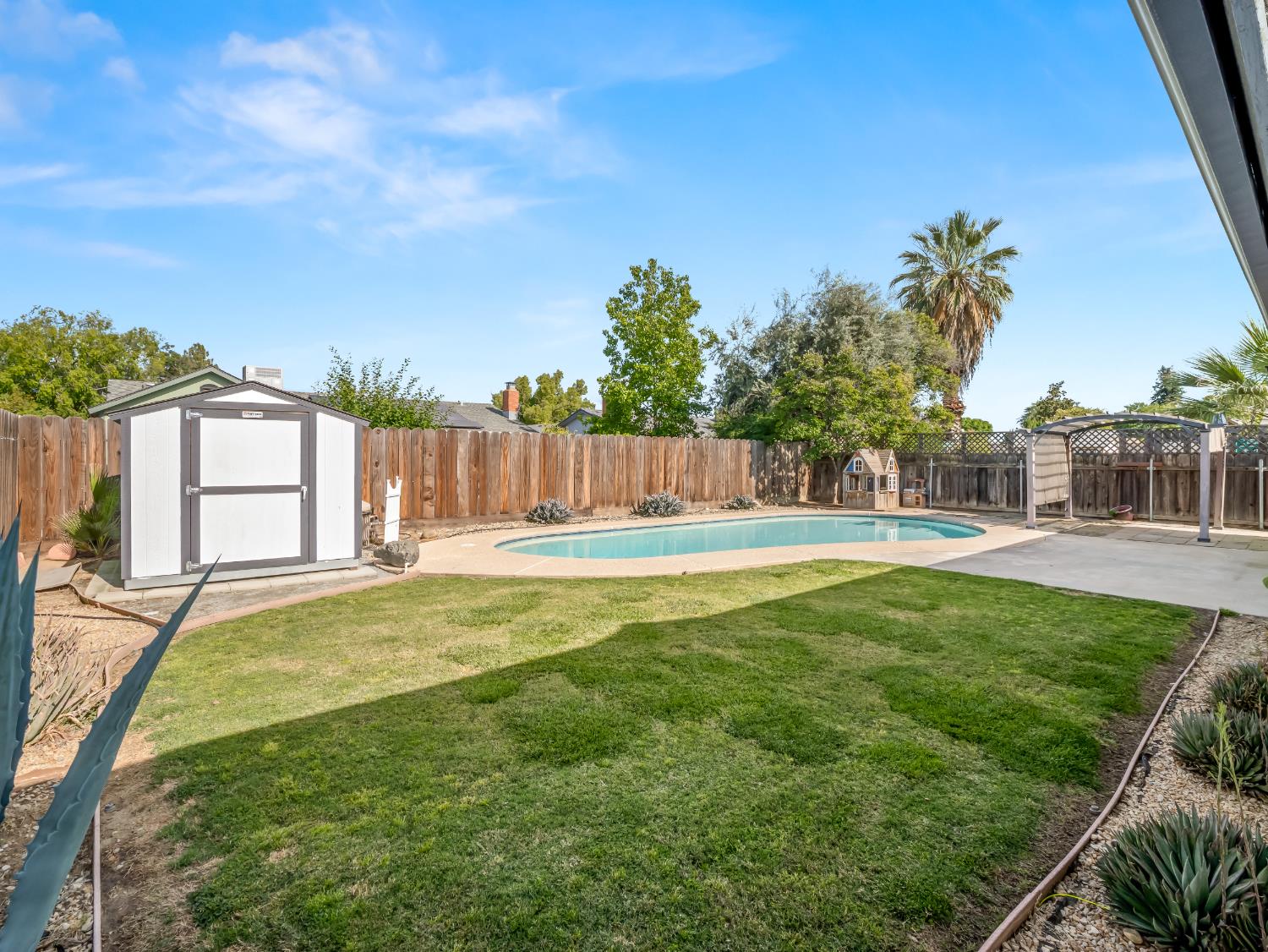 2239 Sunnyside Ave, Clovis, CA 93611