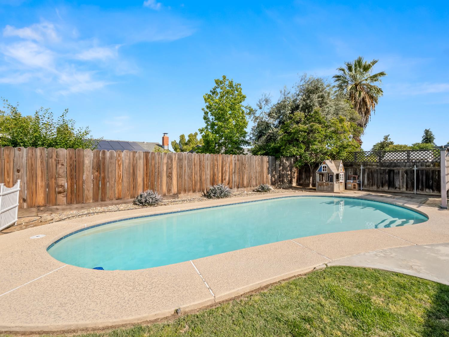 2239 Sunnyside Ave, Clovis, CA 93611