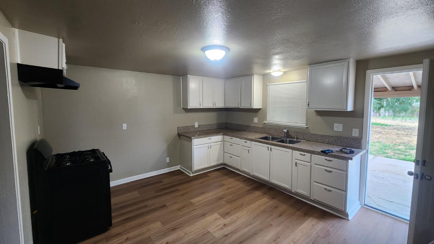 301 Braden Ave, Hanford, CA 93230