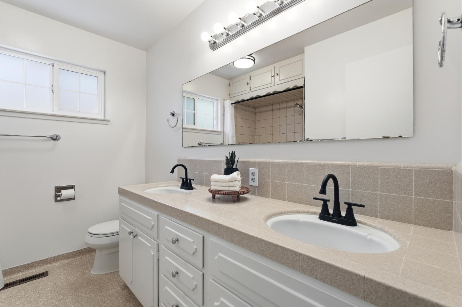 772 E Sample Ave, Fresno, CA 93710