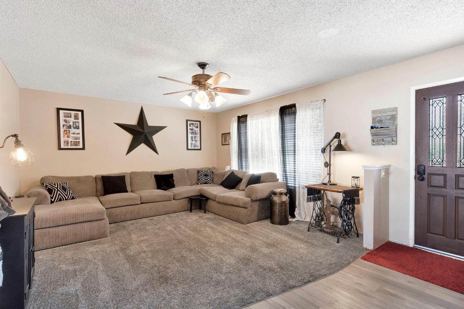 2461 16Th Ave, Kingsburg, CA 93631