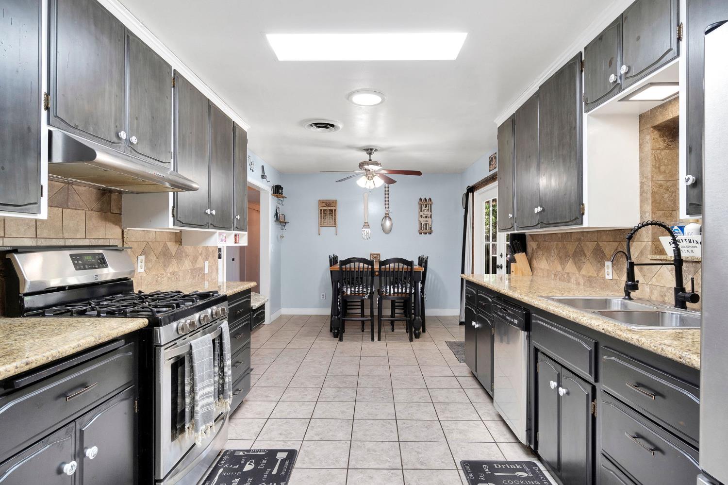 2461 16Th Ave, Kingsburg, CA 93631