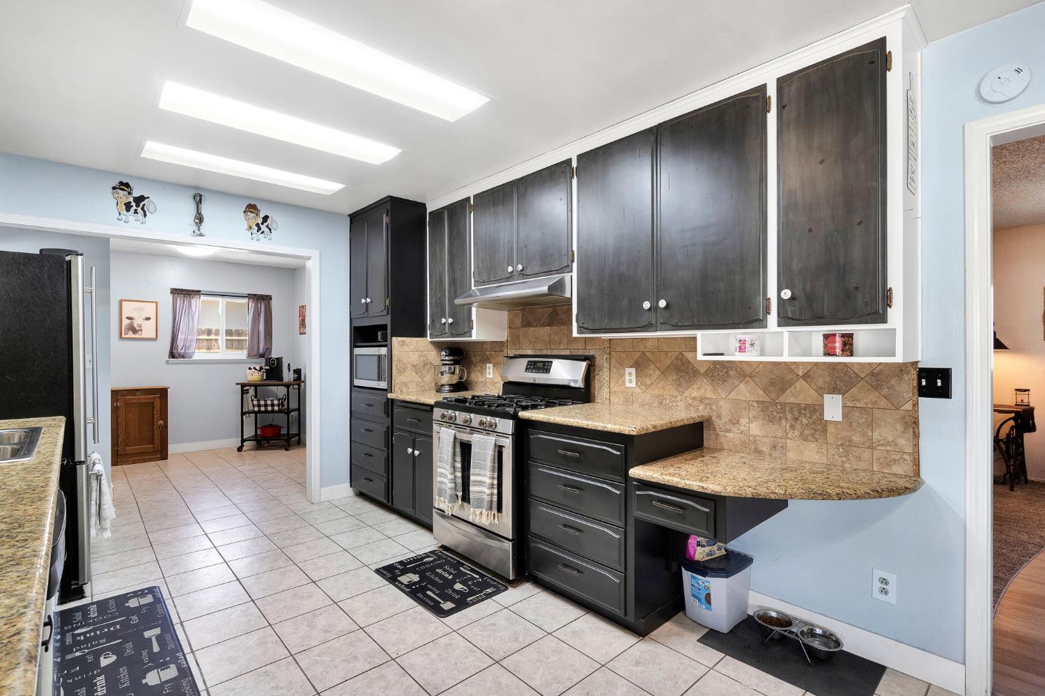 2461 16Th Ave, Kingsburg, CA 93631