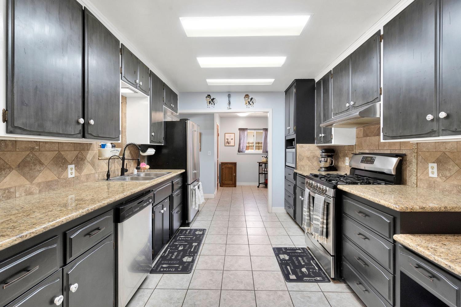 2461 16Th Ave, Kingsburg, CA 93631