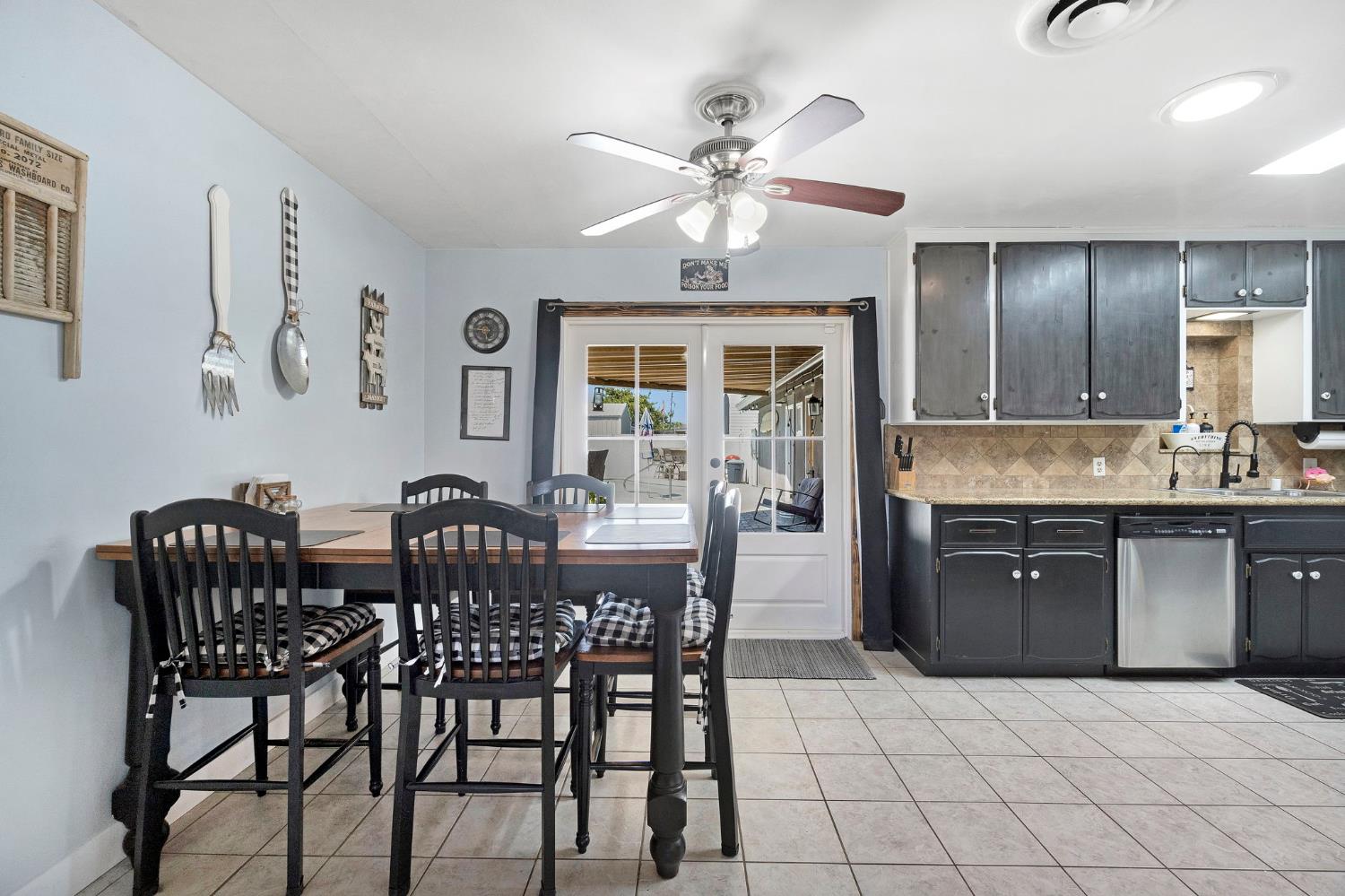 2461 16Th Ave, Kingsburg, CA 93631