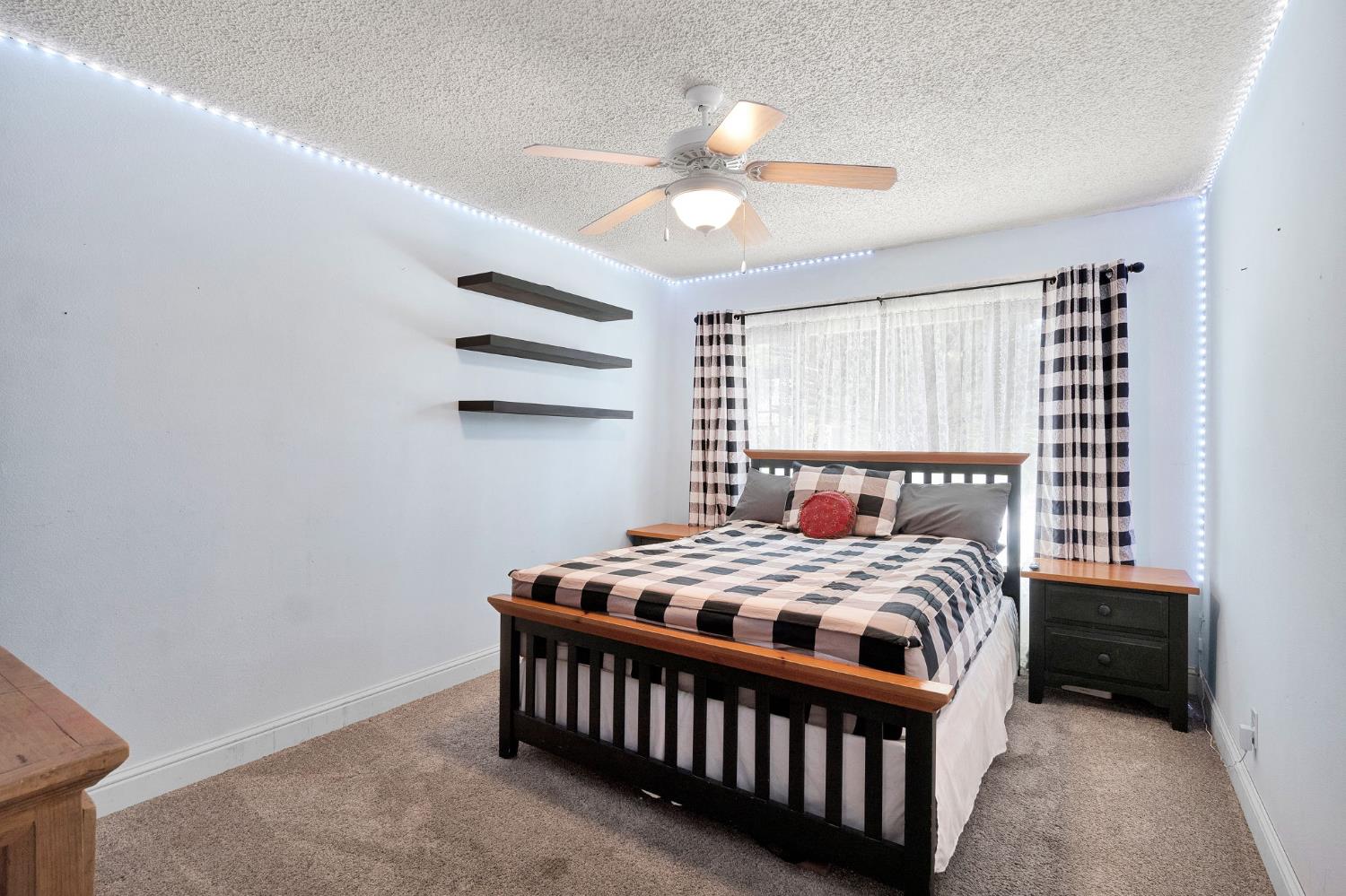 2461 16Th Ave, Kingsburg, CA 93631