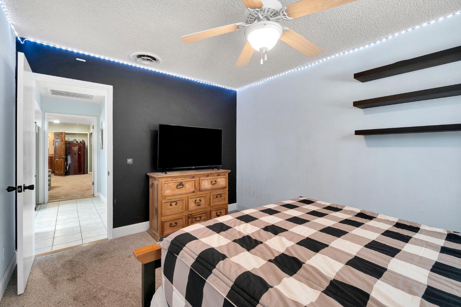 2461 16Th Ave, Kingsburg, CA 93631