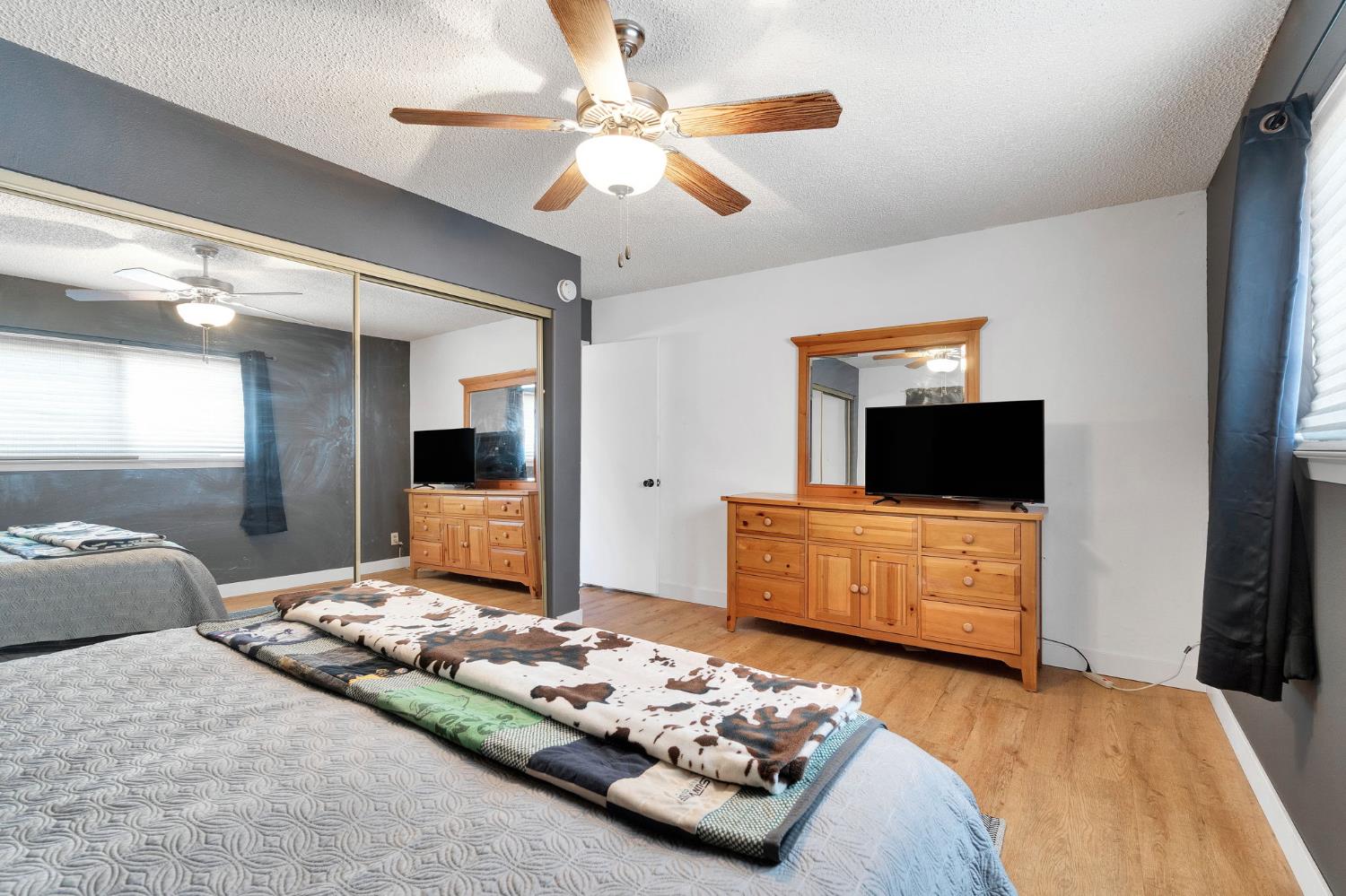 2461 16Th Ave, Kingsburg, CA 93631