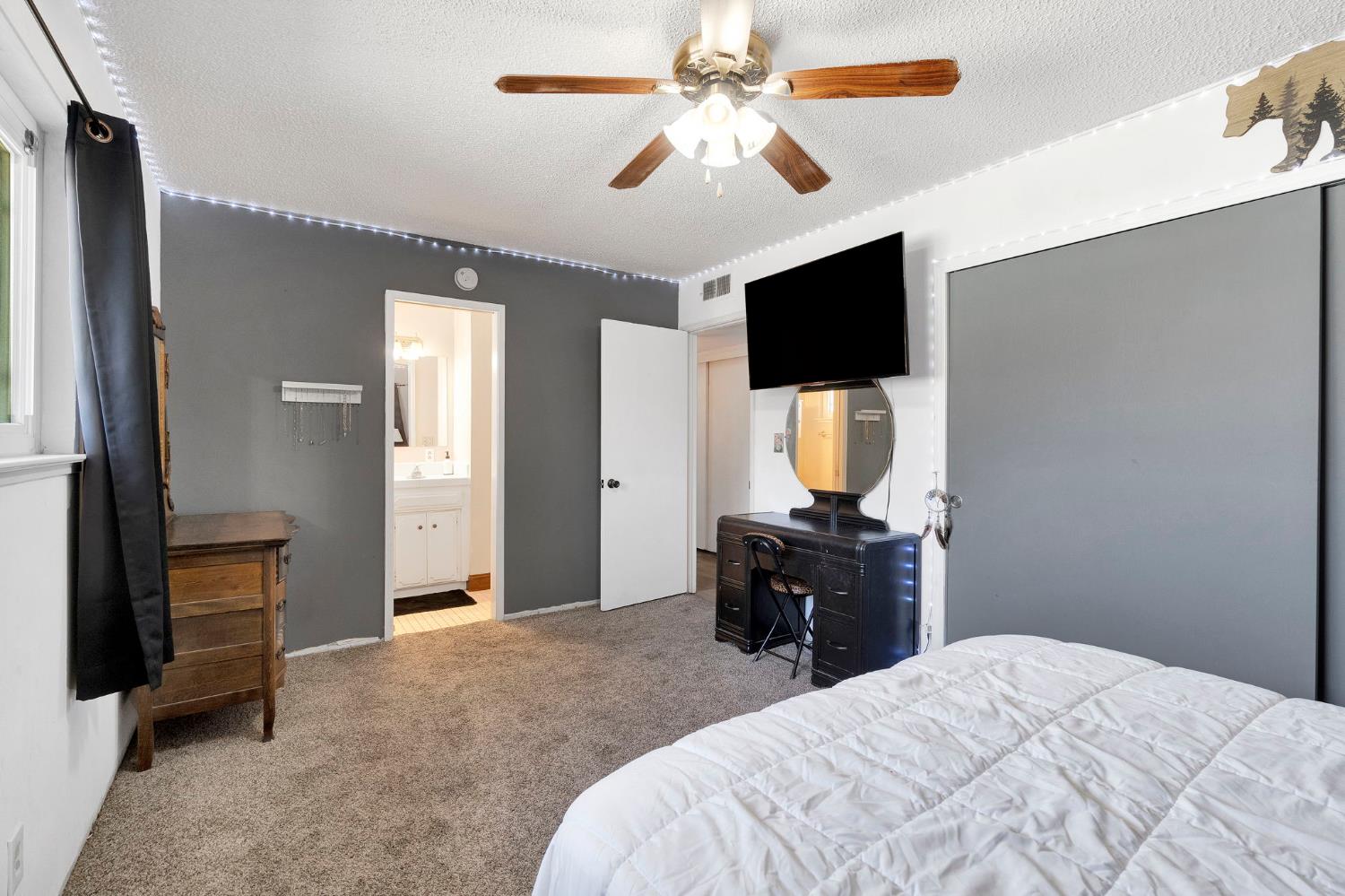 2461 16Th Ave, Kingsburg, CA 93631