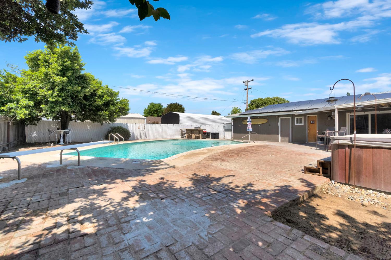 2461 16Th Ave, Kingsburg, CA 93631