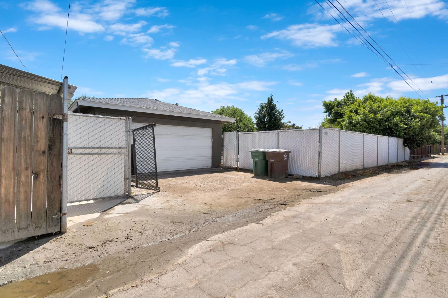 2461 16Th Ave, Kingsburg, CA 93631