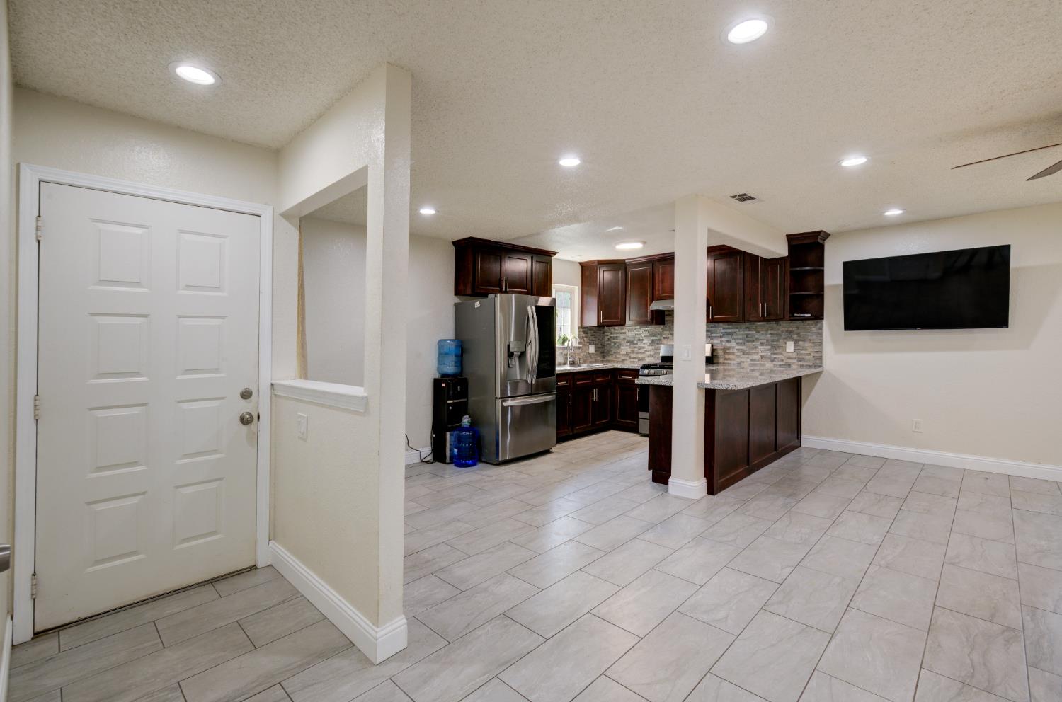 5488 E Iowa Ave, Fresno, CA 93727