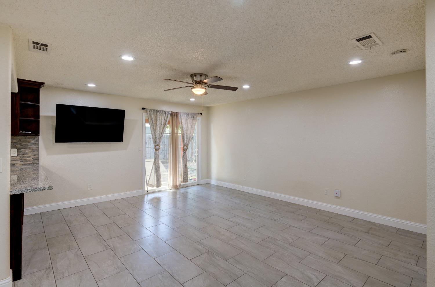 5488 E Iowa Ave, Fresno, CA 93727
