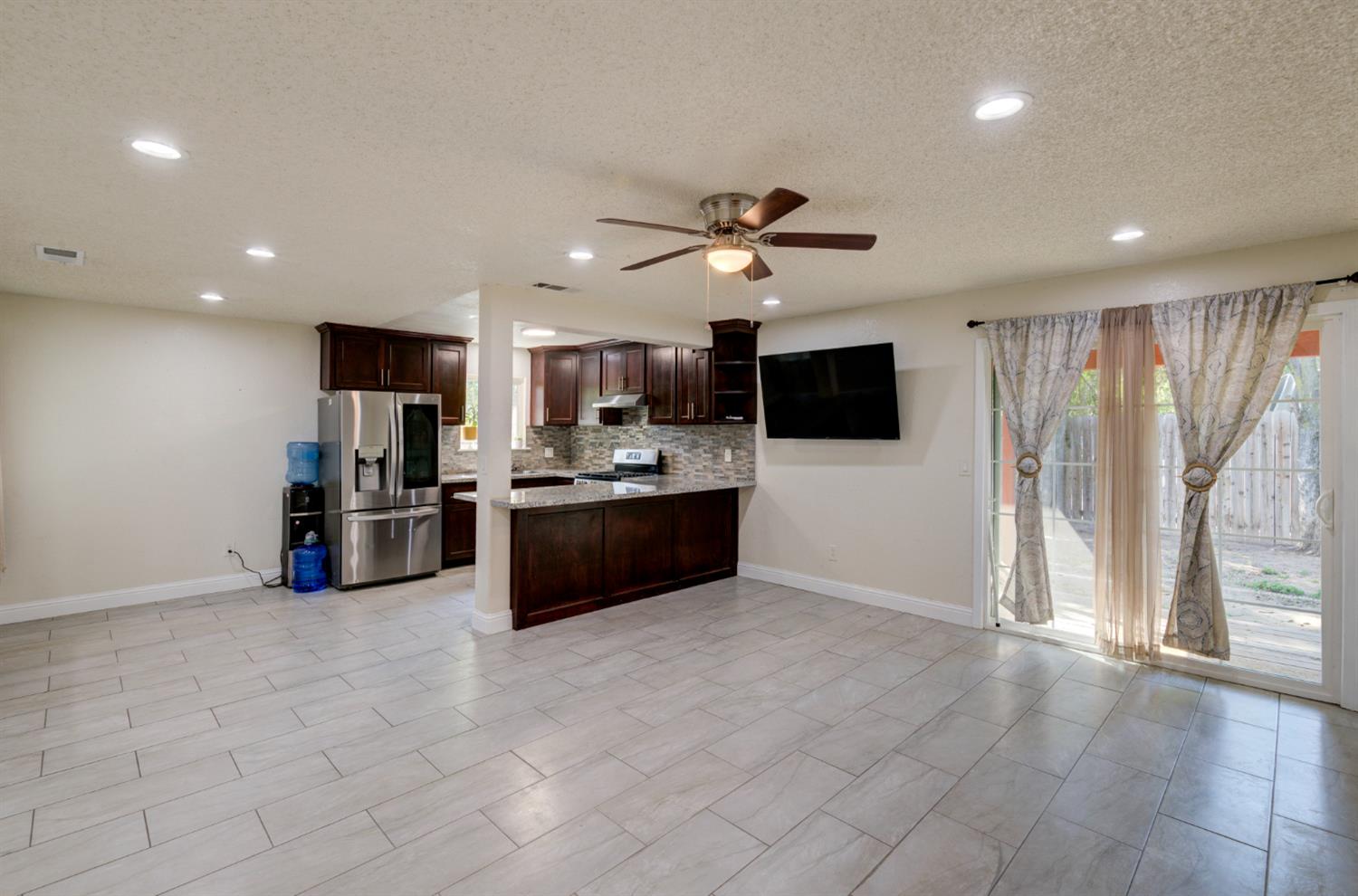5488 E Iowa Ave, Fresno, CA 93727