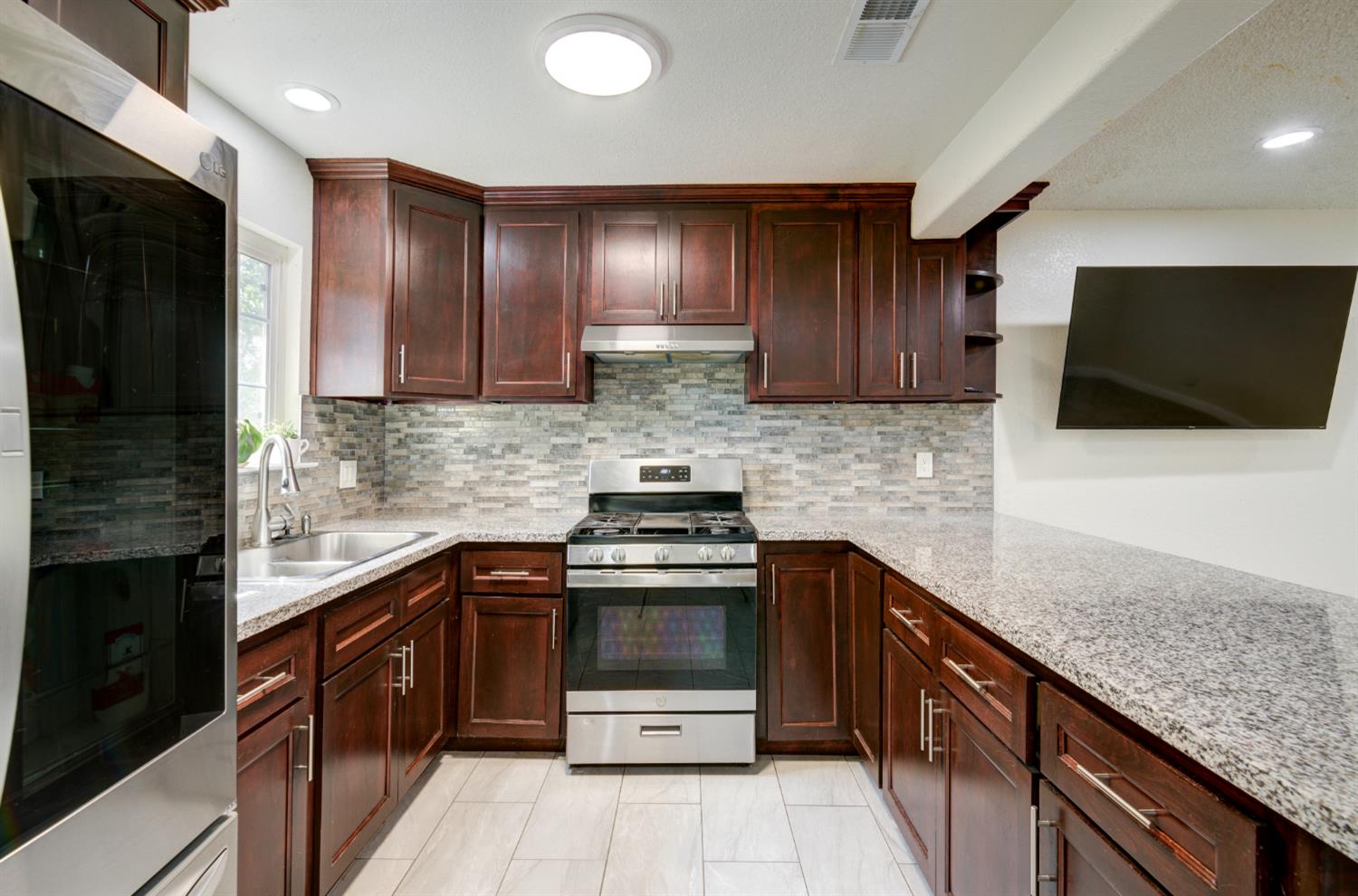 5488 E Iowa Ave, Fresno, CA 93727