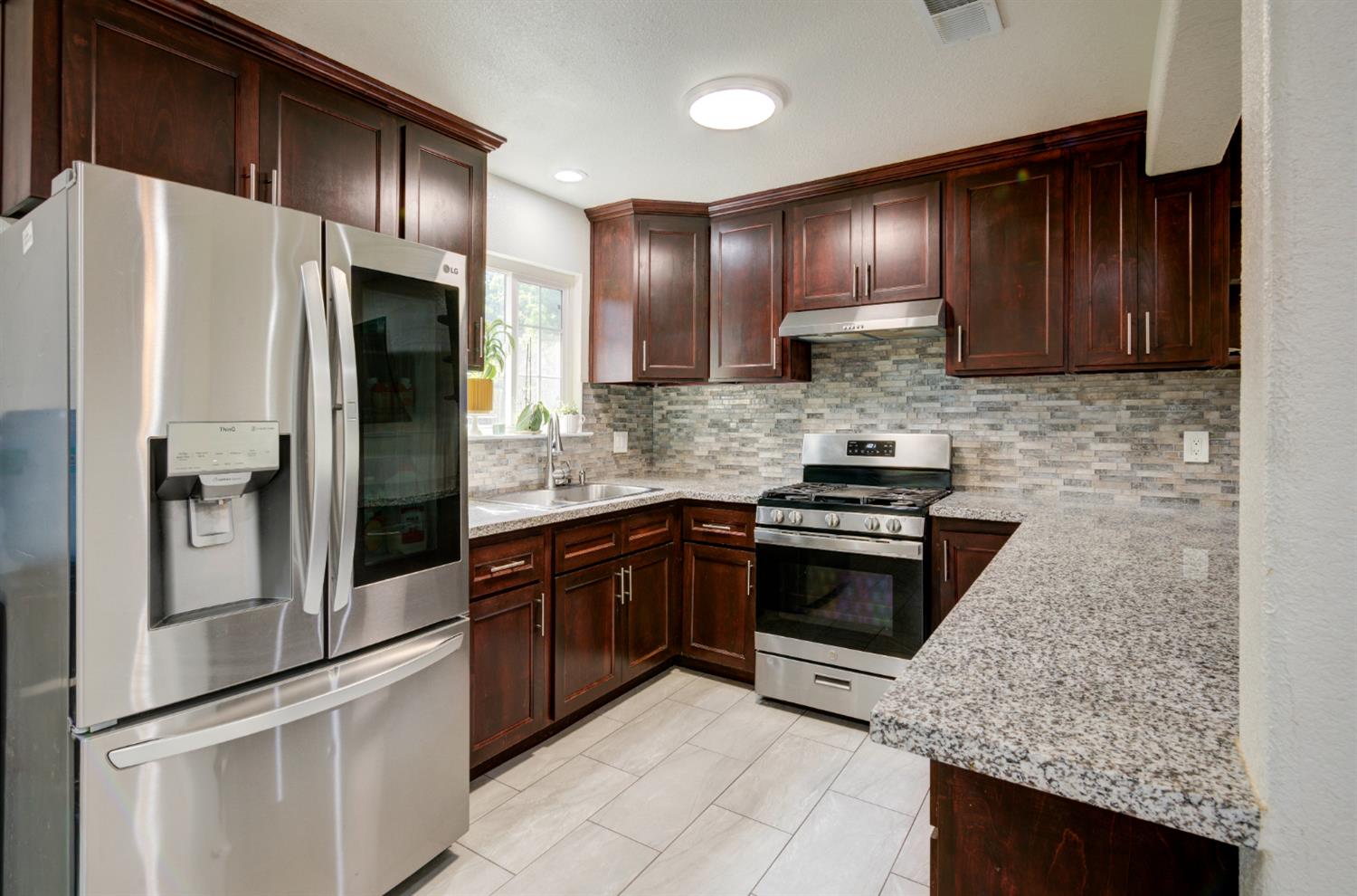 5488 E Iowa Ave, Fresno, CA 93727