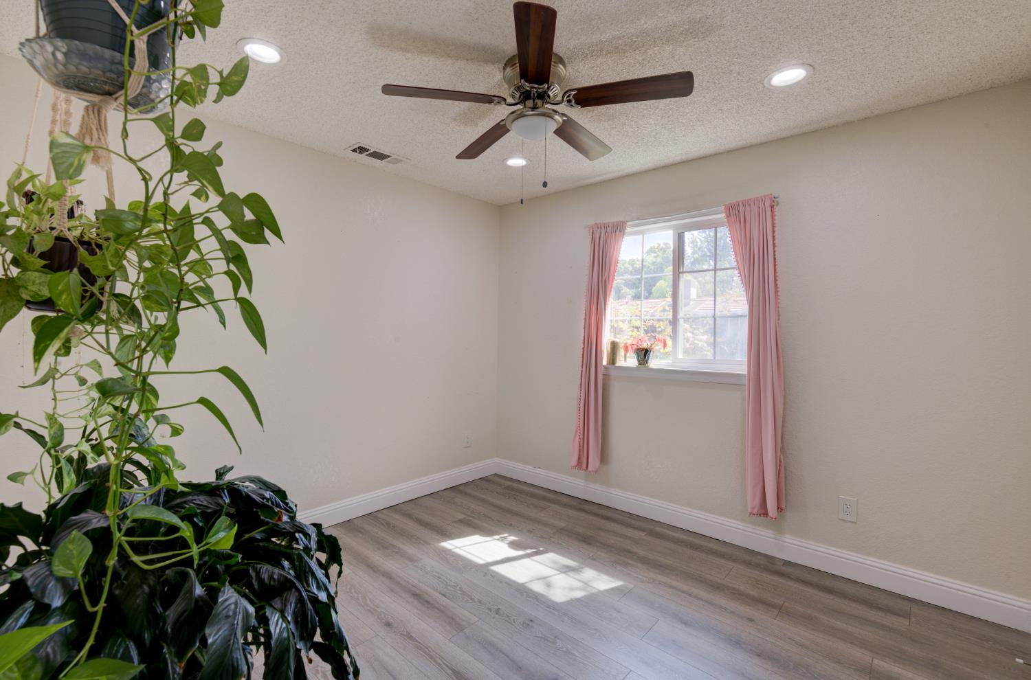 5488 E Iowa Ave, Fresno, CA 93727