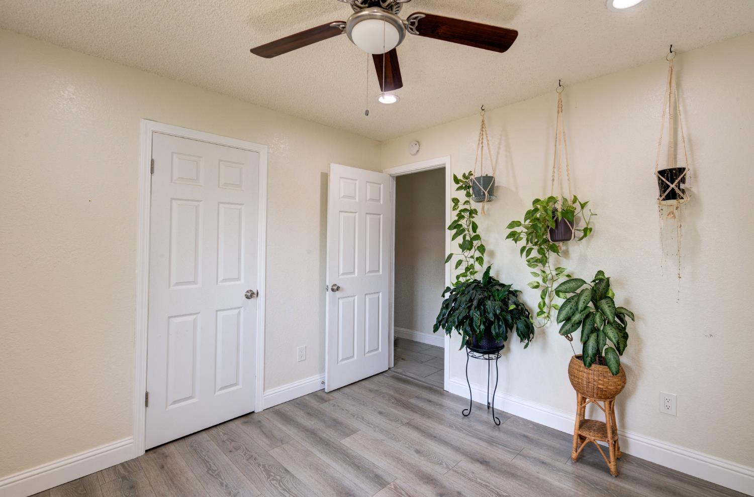 5488 E Iowa Ave, Fresno, CA 93727