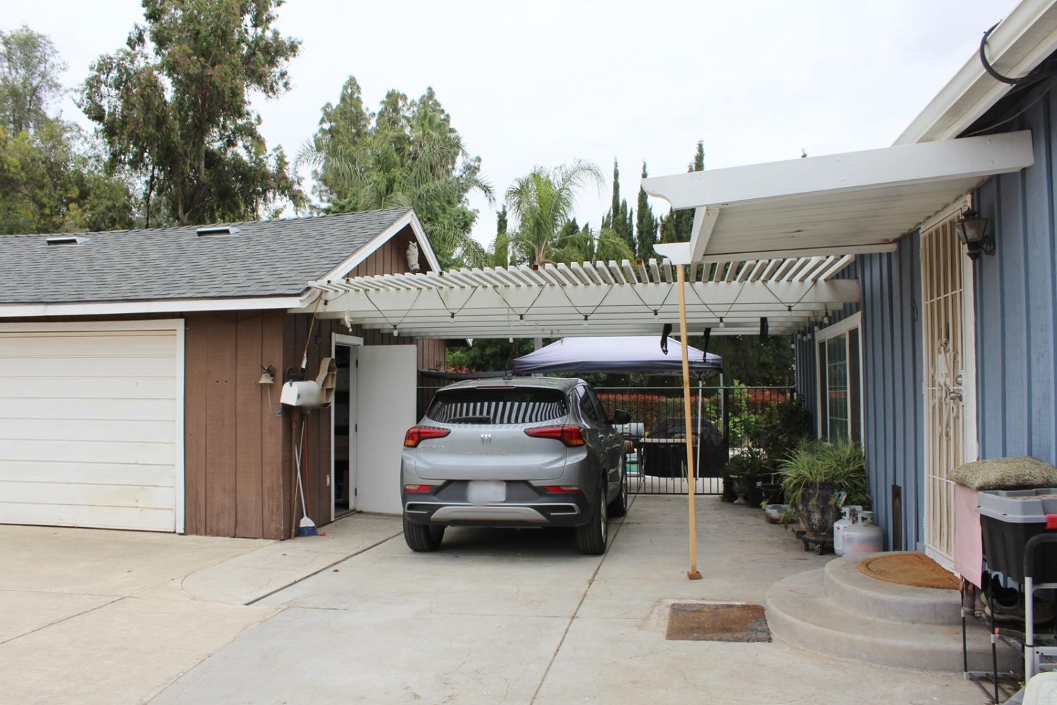 2307 N Hayes Ave, Fresno, CA 93723