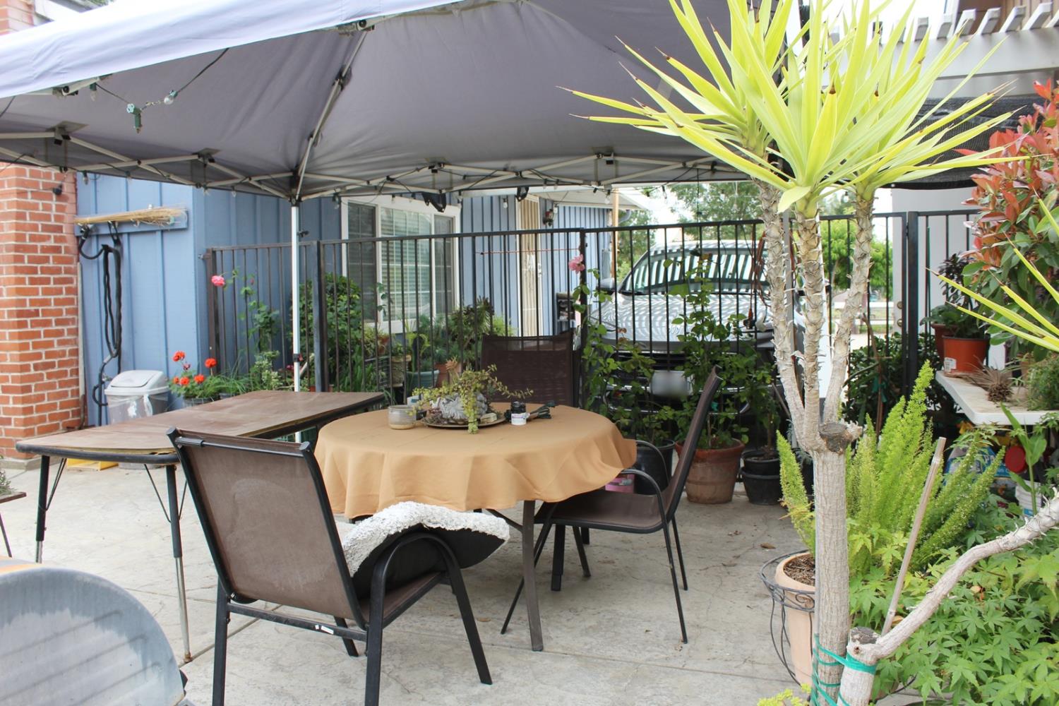 2307 N Hayes Ave, Fresno, CA 93723