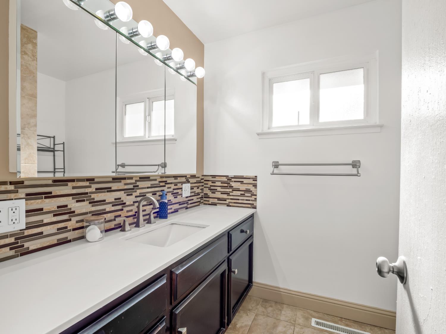 3052 E Fremont Ave E, Fresno, CA 93710