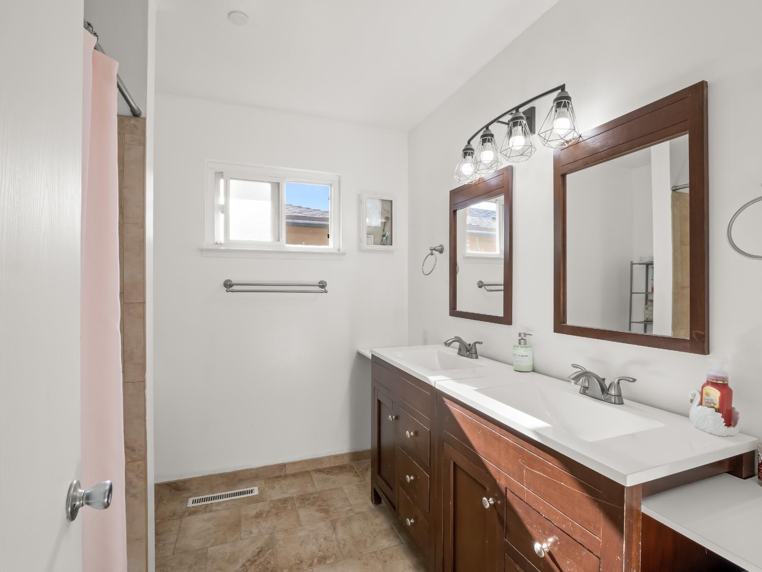 3052 E Fremont Ave E, Fresno, CA 93710