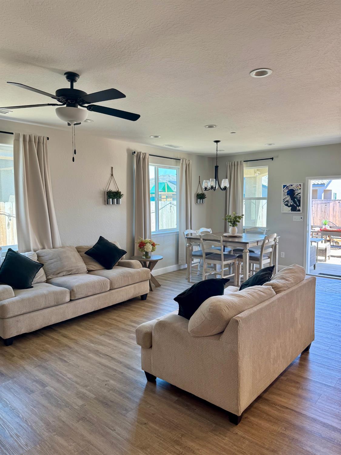 1140 Wasatch Dr, Madera, CA 93638