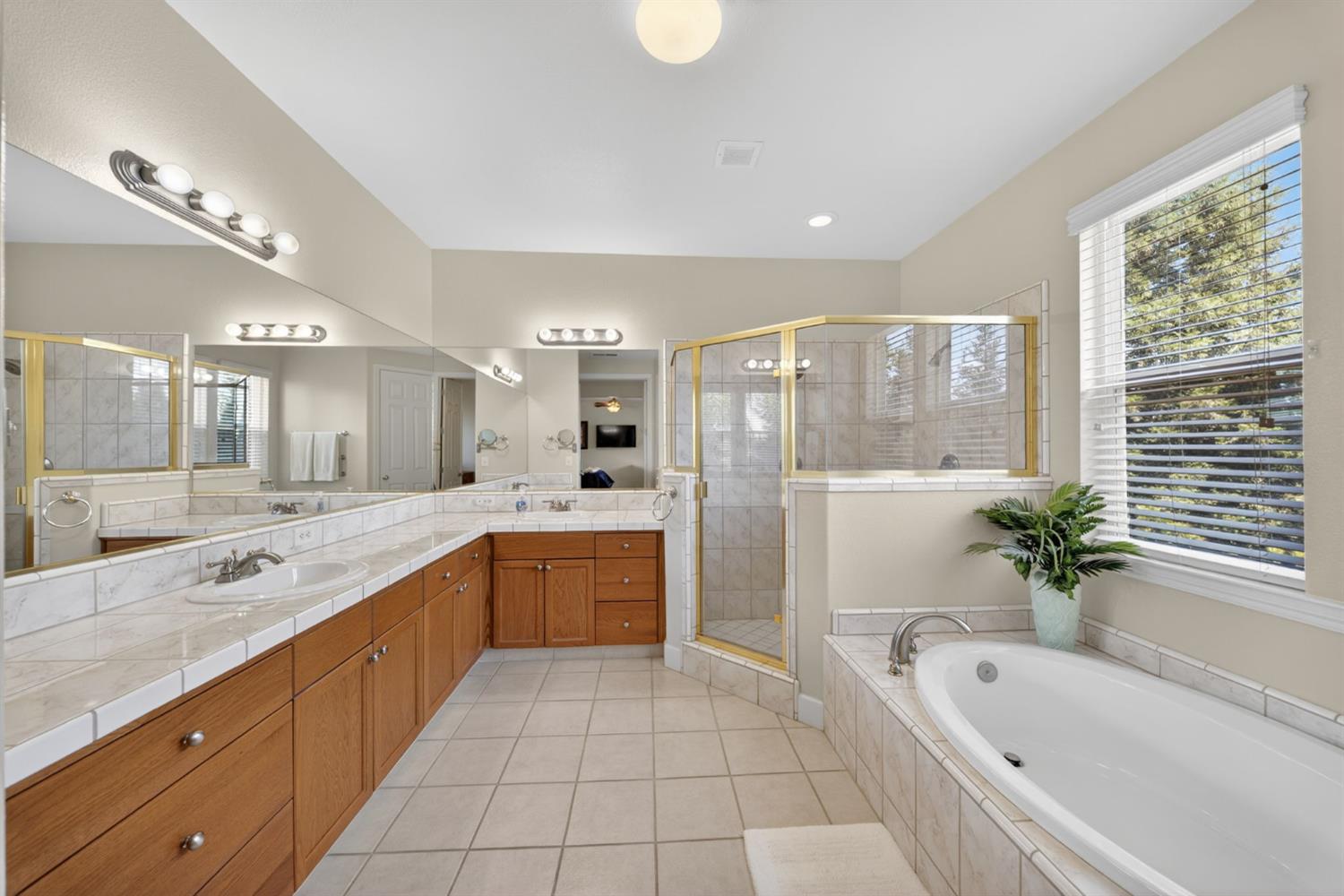 3084 Rall Ave, Clovis, CA 93619