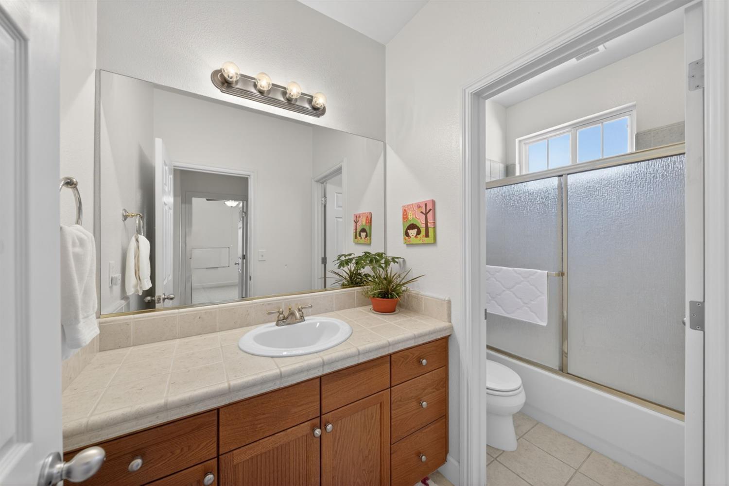 3084 Rall Ave, Clovis, CA 93619