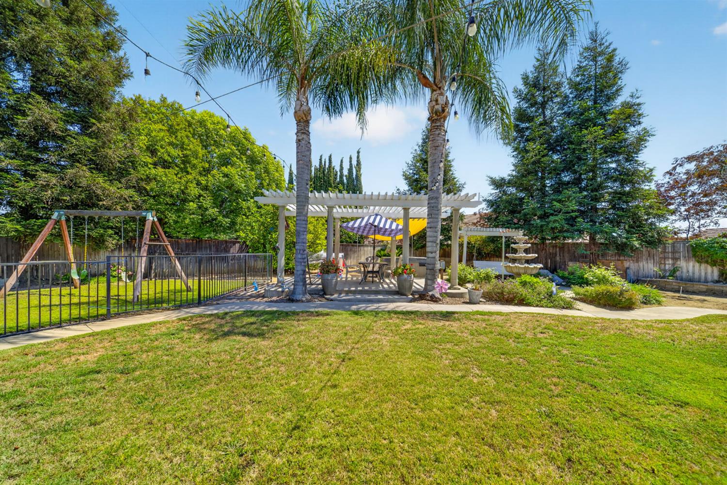 3084 Rall Ave, Clovis, CA 93619
