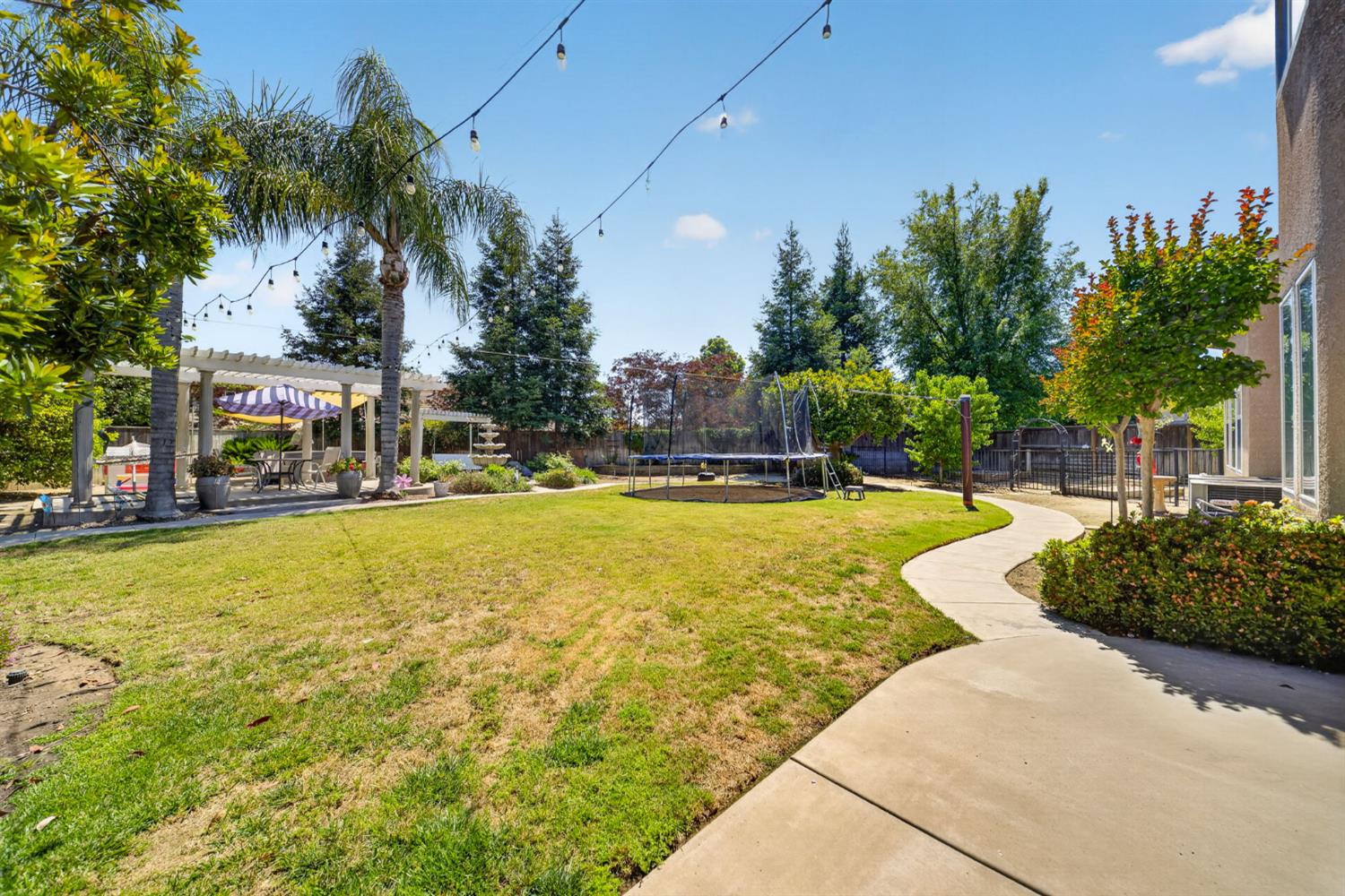 3084 Rall Ave, Clovis, CA 93619