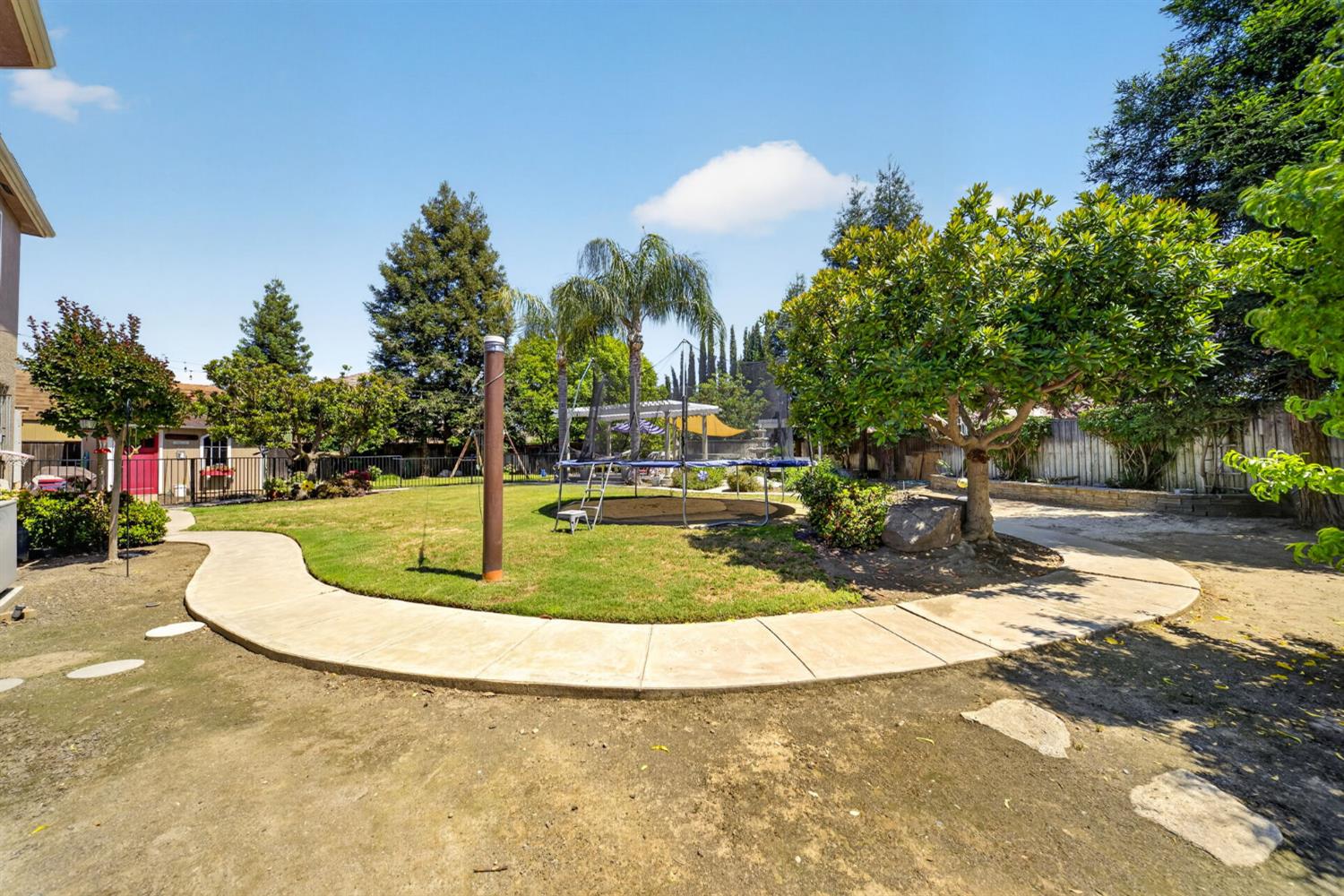 3084 Rall Ave, Clovis, CA 93619